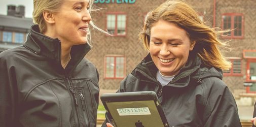 Två kvinnor med en digital underhållsplan på ipad